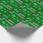 Green Shamrock Clovers Happy St. Patrick's Day Cadeaupapier (Hoek)