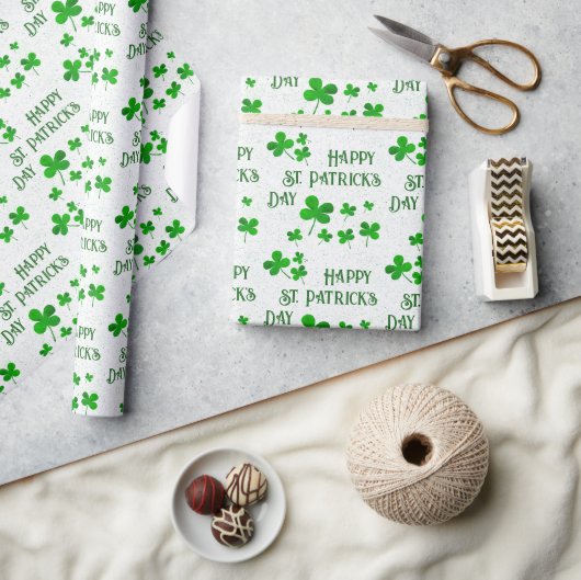 Green Shamrock Clovers Happy St. Patrick's Day Cadeaupapier (Crafts)