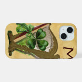 GREEN SHAMROCK HARP PARCHMENT MONOGRAM iPhone 15 HOESJE (Achterkant horizontaal)