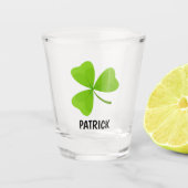 Green Shamrock Monogram Gepersonaliseerd Shot Glas (Voorkant)