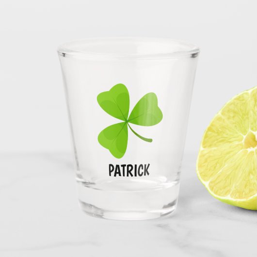 Green Shamrock Monogram Gepersonaliseerd Shot Glas (Voorkant)
