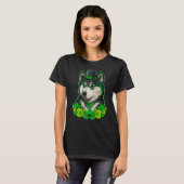 Green shamrock on St Patricks Day Alaskan Malamute T-shirt (Voorkant volledig)