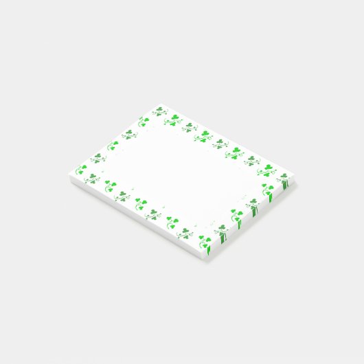 Green Shamrock Pattern Stickies Post-it® Notes (Schuin)