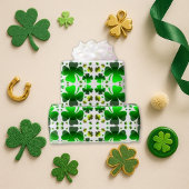 Green Shamrock Pattern White Cadeaupapier