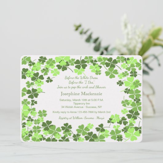 Green Shamrocks Invitation Kaart (Staand voorkant)