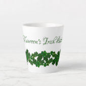 Green Shamrocks Irish Latté Mok gepersonaliseerd (Voorkant)