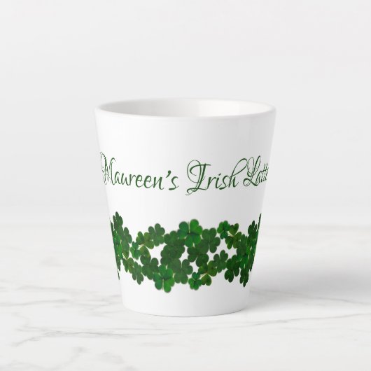 Green Shamrocks Irish Latté Mok gepersonaliseerd (Voorkant)