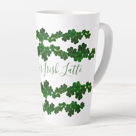Green Shamrocks Irish Latté Mok gepersonaliseerd (Rechterhoek)