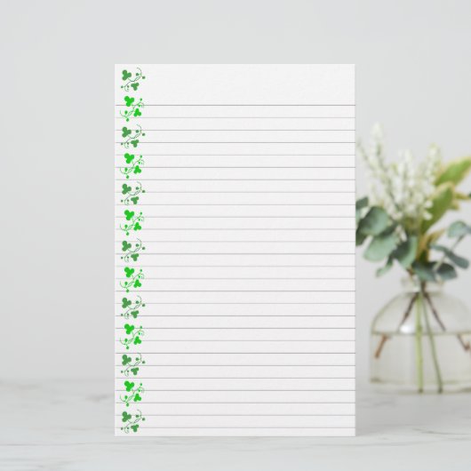 Green Shamrocks Pattern Stationery Lined Briefpapier (Staand voorkant)