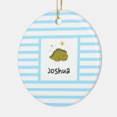 Green Sleepy Baby Dino | Baby Blue Stripe Modern Keramisch Ornament (Links)