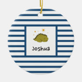 Green Sleepy Baby Dino | Donkere blauwe strepe mod Keramisch Ornament (Voorkant)