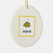 Green Sleepy Baby Dino | Gele poka dot Modern Keramisch Ornament (Rechts)