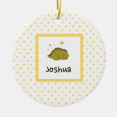 Green Sleepy Baby Dino | Gele poka dot Modern Keramisch Ornament (Voorkant)
