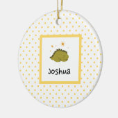 Green Sleepy Baby Dino | Gele poka dot Modern Keramisch Ornament (Links)