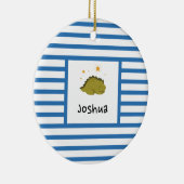 Green Sleepy Baby Dino | Navy Blue Stripe Modern Keramisch Ornament (Rechts)