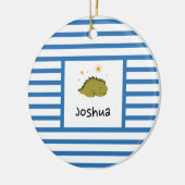 Green Sleepy Baby Dino | Navy Blue Stripe Modern Keramisch Ornament (Links)