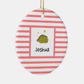 Green Sleepy Baby Dino | Rode streep Modern Keramisch Ornament (Rechts)