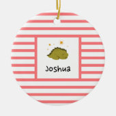 Green Sleepy Baby Dino | Rode streep Modern Keramisch Ornament (Voorkant)