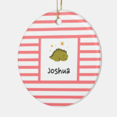 Green Sleepy Baby Dino | Rode streep Modern Keramisch Ornament (Links)