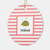 Green Sleepy Baby Dino | Roze band Modern Keramisch Ornament (Links)