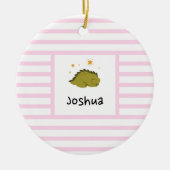 Green Sleepy Baby Dino | Roze band Modern Keramisch Ornament (Voorkant)