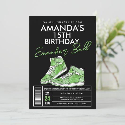Green Sneaker Ball Birthday Uitnodiging (Staand voorkant)