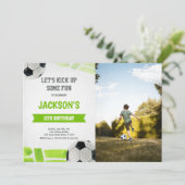 Green Soccer Birthday Invitations met foto Kaart (Staand voorkant)