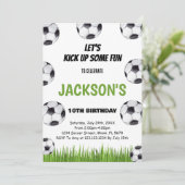 Green Soccer verjaardagsfeestje uitnodiging (Staand voorkant)