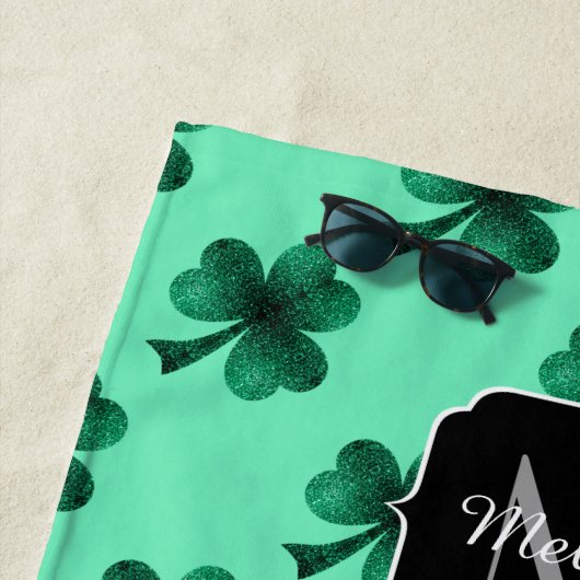 Green Sparkles Shamrock St. Patrick's Day Monogram Strandlaken (In situ)
