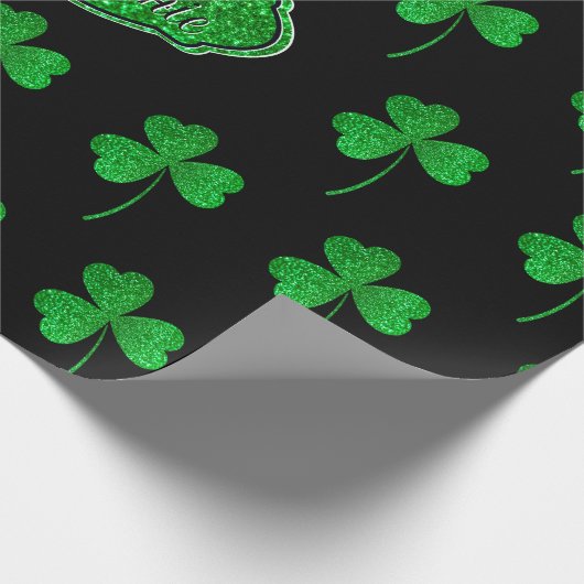 Green Sparkly Shamrocks Monogrammed St Patrick Cadeaupapier (Hoek)