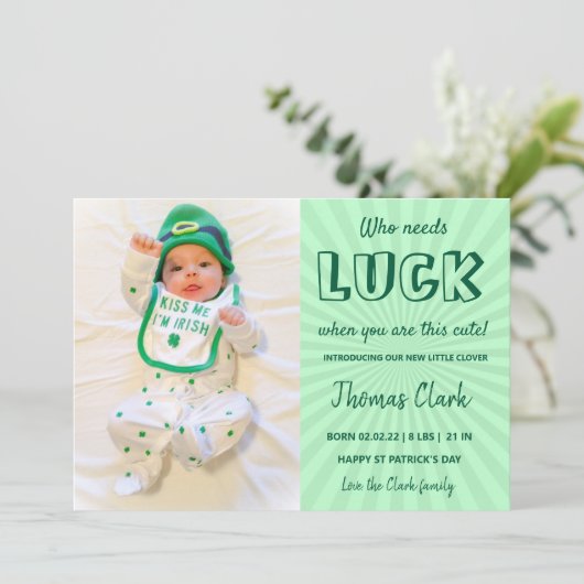 Green St Patrick's Day baby Aankondigingsfoto Feestdagenkaart (Staand voorkant)