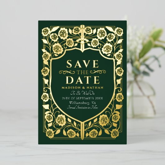 Green Sword Shield Medieval Monogram Bewaar de dat Folie Uitnodiging (Staand Voorkant)