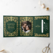 Green Sword Shield Middeleeuwse Fantasy Royal Wedd Drieluik Uitnodiging (Binnen)