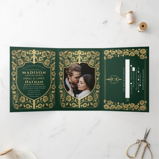 Green Sword Shield Middeleeuwse Fantasy Royal Wedd Drieluik Uitnodiging (Binnen)