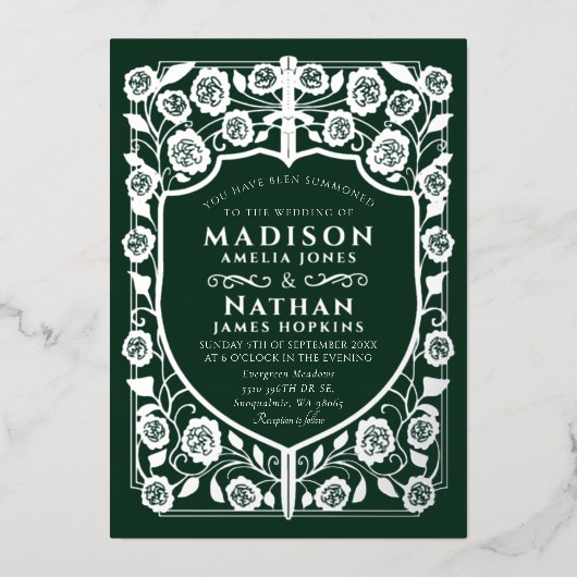 Green Sword Shield middeleeuwse monogram bruiloft Folie Uitnodiging (Voorkant)