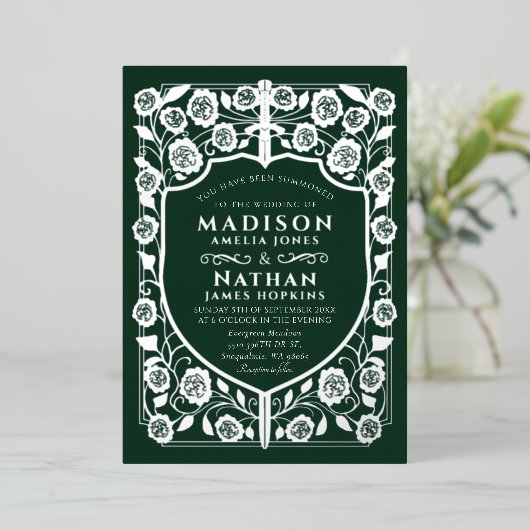 Green Sword Shield middeleeuwse monogram bruiloft Folie Uitnodiging (Staand Voorkant)