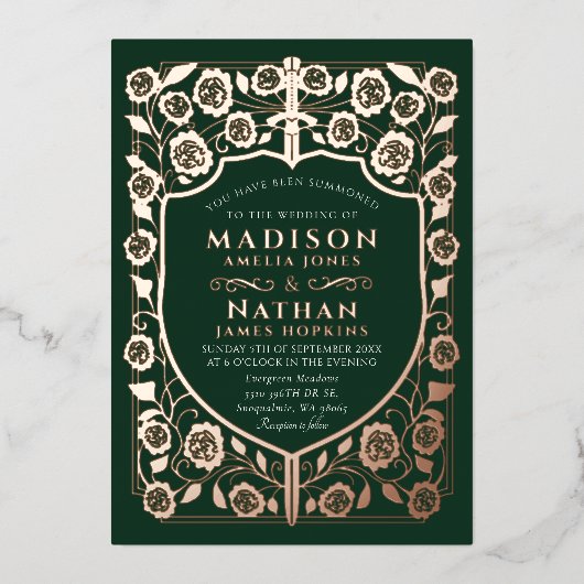 Green Sword Shield middeleeuwse monogram bruiloft Folie Uitnodiging (Voorkant)