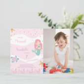 Green Tail Zeemeermin Verjaardag Uitnodiging met F (Staand voorkant)