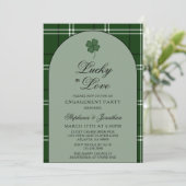 Green Tartan Plaid Lucky in Love Engagement Party Kaart (Staand voorkant)