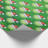 Green Tennis Ball in Santa Hat Pattern Cadeaupapier (Hoek)