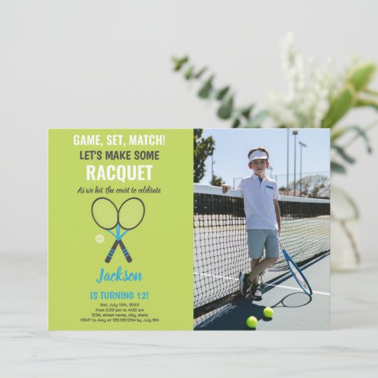 Green Tennis Birthday-uitnodigingen met foto Kaart (Staand voorkant)