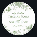 Green Toile de Jouy  Bloemen Wedding Favoriet Ronde Sticker<br><div class="desc">Transformeer uw feest met ons Olive Green Toile de Jouy Party Decor Collectie. Dit elegante ensemble toont ingewikkelde chinoiserie wilde bloemen, vogels en vlinders, allemaal minutieus ontworpen om een verfijnde en tijdloze sfeer te creëer. Met gedetailleerde bloemen en een rijk olijfgroen palet voegt dit collectie een vleugje verfijnde schoonheid toe...</div>