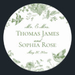 Green Toile de Jouy  Bloemen Wedding Favoriet Ronde Sticker<br><div class="desc">Transformeer uw feest met ons Olive Green Toile de Jouy Party Decor Collectie. Dit elegante ensemble toont ingewikkelde chinoiserie wilde bloemen, vogels en vlinders, allemaal minutieus ontworpen om een verfijnde en tijdloze sfeer te creëer. Met gedetailleerde bloemen en een rijk olijfgroen palet voegt dit collectie een vleugje verfijnde schoonheid toe...</div>