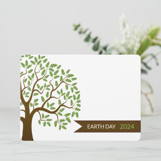 Green Tree en Cream Earth Day Invitation Kaart (Staand voorkant)