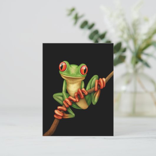 Green Tree Frog on a Branch on Black Briefkaart (Staand voorkant)