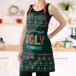 Green Ugly Christmas Sweater Nordic Knit Naam toev Schort<br><div class="desc">Eet, drink en lelijk zijn. Hier is een wonderlijke manier die aan het plezier van uw vakantiebakken toevoegt. Voeg extra glans toe aan je vakantie culinaire avonturen wanneer je dit unieke, grillige, moderne, aangepaste kerstfeest schort draag. Een schattig, noords breid fair isle-patroon van witte bomen, rendieren, ornamenten, samen met een...</div>
