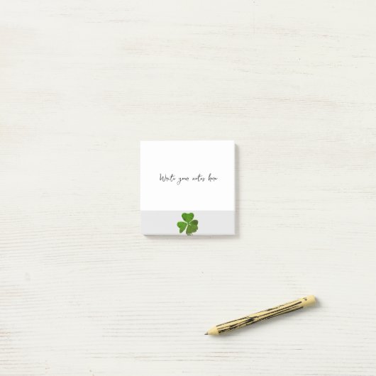 Green Vier Leaf Clover Post-it® Notes (Op bureau)