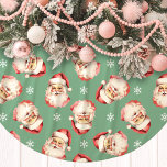 Green Vintage Santa Claus Face Watercolor Kerstboom Rok<br><div class="desc">Voeg een vleugje nostalgische charme toe aan uw vakantiedecor met onze Green Santa Claus Face Waterverf Tree Skirt! Deze feestelijke boomrok heeft een heerlijk waterverf van klassieke Sinterklaasgezichten tegen een levendige achtergrond, versierd met delicate sneeuwvlokken. Perfect voor het brengen van een warme en vreugdevolle sfeer aan uw kerstboom, deze rok...</div>