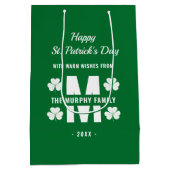 Green White Monogram Familienaam St. Patrick's Day Medium Cadeauzakje (Achterkant)