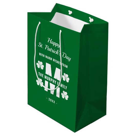 Green White Monogram Familienaam St. Patrick's Day Medium Cadeauzakje (Achterkant Gekanteld)